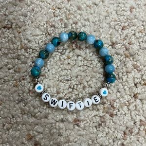 TAYLOR SWIFT | “Swiftie” Friendship Bracelet